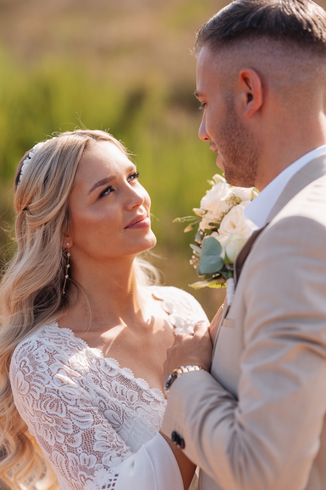 Hochzeitspaar schaut sich tief in die Augen