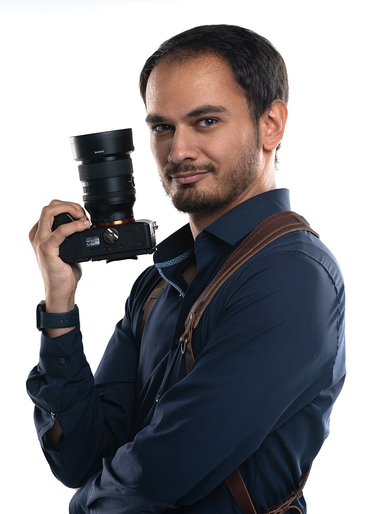 Julian Ahmet der Fotograf posiert mit der Kamera